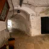 ...l� dove ci sorprende l�Arco San Rocco, detto anche u u-�rche inde o u u-�rche (�l�arco nell�arco�). Entrando sembra quasi di trovarsi in una grotta